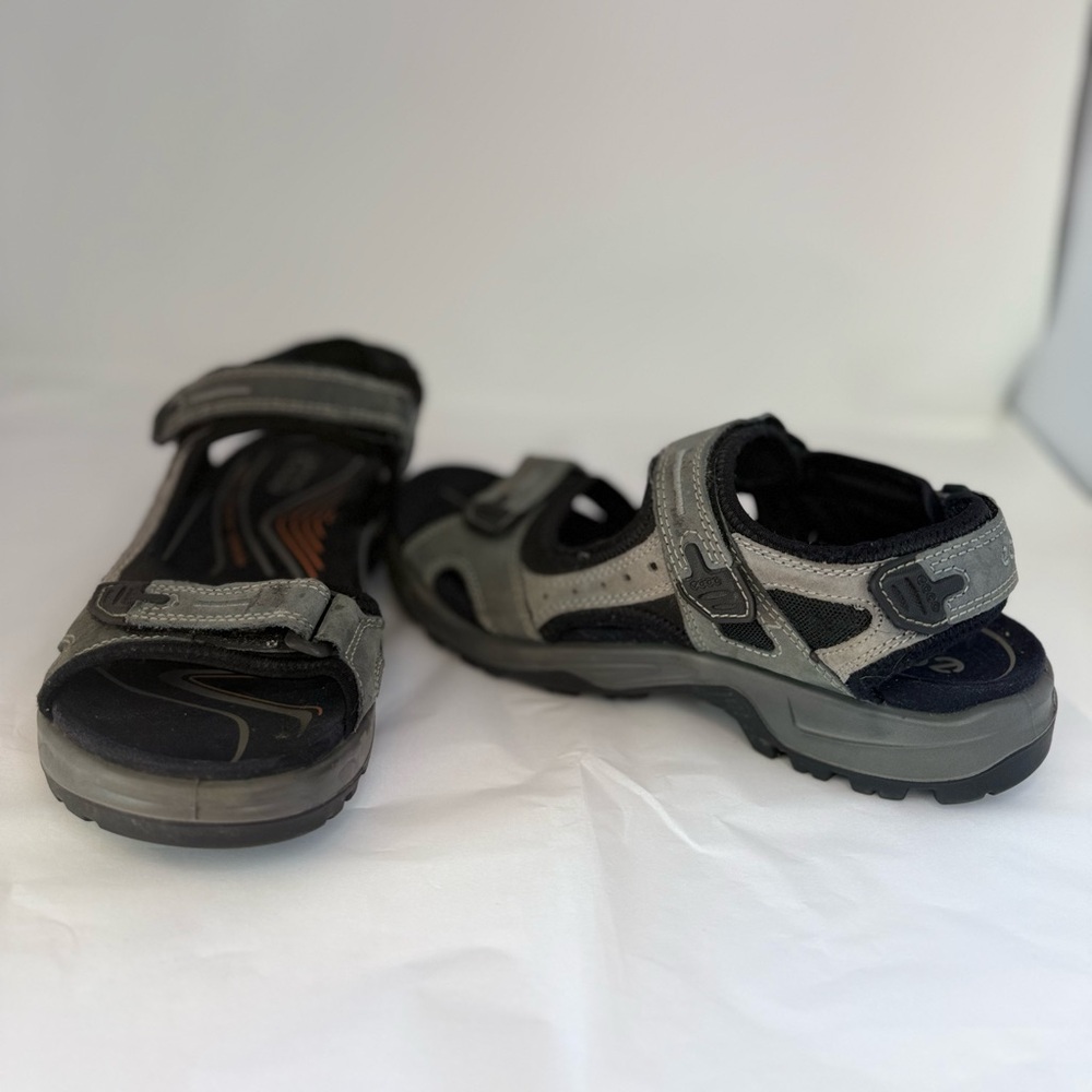 🌸Ecco pre-owned Men's Gray and Black Sandals.  Size 10 or 44.